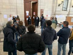 Les producteurs FMB Sud-Ouest étaient une bonne trentaine à avoir fait le déplacement au tribunal de Pau (Pyrénées-Atlantiques ) pour l’audience collégiale du 2 février. Ils ont enfin pu entendre les plaidoiries des avocats du groupe Savencia, qu’ils ont assigné au tribunal, et du leur. ( photo J.-M.Vocoret) Les producteurs FMB Sud-Ouest étaient une bonne trentaine à avoir fait le déplacement au tribunal de Pau (Pyrénées-Atlantiques ) pour l’audience collégiale du 2 février. Ils ont enfin pu entendre les plaidoiries des avocats du groupe Savencia, qu’ils ont assigné au tribunal, et du leur. ( photo J.-M.Vocoret)